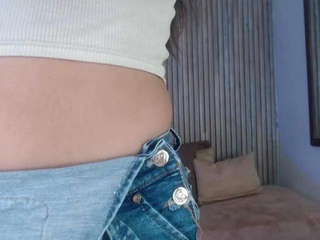Michellee-20 on BongaCams