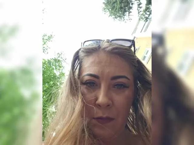 Riskygirl on BongaCams