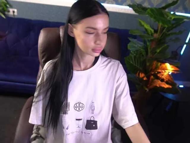 SnowWhiteee on BongaCams