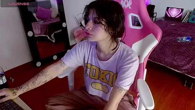 larah_uwu on StripChat 