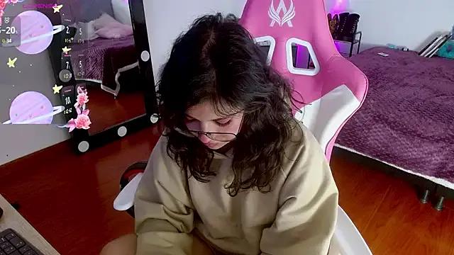 larah_uwu — Get naked + put lush