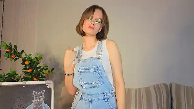 LinnGee — lift up my shorts and show ass!